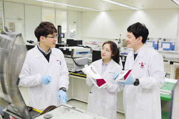 LG에너지솔루션 연구원들이 배터리 연구개발을 하고 있는 모습. [LG에너지솔루션 제공]