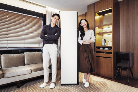 삼성전자 모델이 서울신라호텔에 마련된 비스포크 에어드레서를 소개하고 있다. [삼성전자 제공]