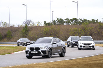 BMW드라이빙센터 트랙에서 주행 프로그램을 체험하는 차량들. [BMW그룹코리아 제공]