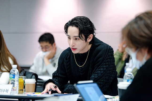 한섬의 웹드라마 '핸드메이드 러브'의 주연을 맡은 배우 이수혁이 대본 리딩을 하고 있다. [한섬 제공]