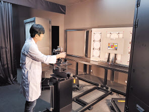 한국산업기술시험원(KTL) 관계자가 CCTV카메라 성능 시험평가를 하고 있다. KTL는 지난달 조달청으로부터 CCTV 조달전문검사 기관으로 지정을 받아 해당품목 조달등록시험과 조달검사 서비스를 동시에 제공하고 있다. ［KTL제공］