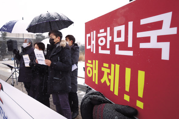 전광훈 사랑제일교회 목사가 16일 오후 서울 청와대 분수대 앞에서 문재인 대통령 체포 국민특검단 기자회견을 하고 있다. [연합]