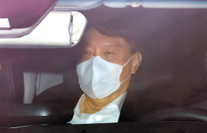 윤석열 검찰총장이 지난 25일 오전 서울 서초구 대검찰청으로 출근하고 있다. [연합]
