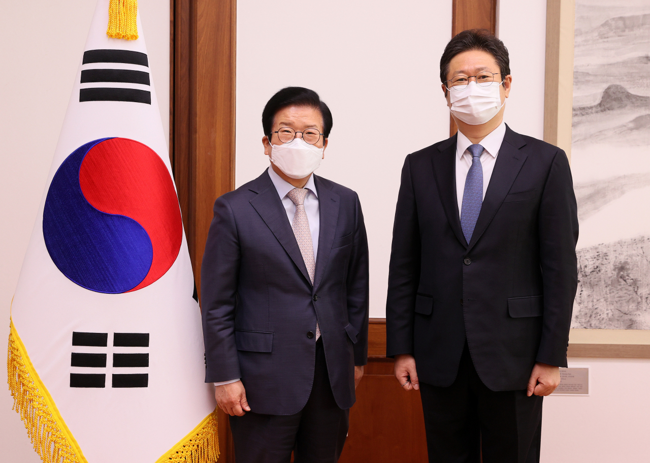 박병석 국회의장(왼쪽)과 황희 문화체육관광부 장관