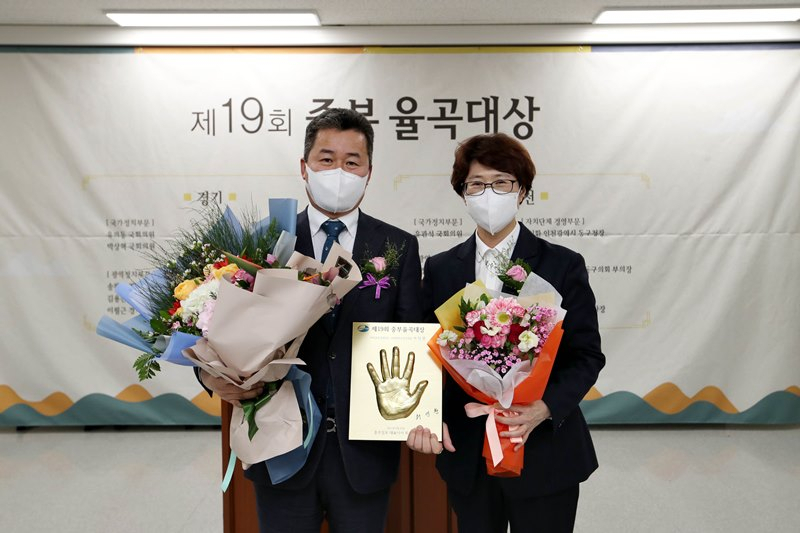 허인환 인천시 동구청장이 중부율곡대상 자치단체 경영부문 대상을 수상하 기념촬영을 하고 있다