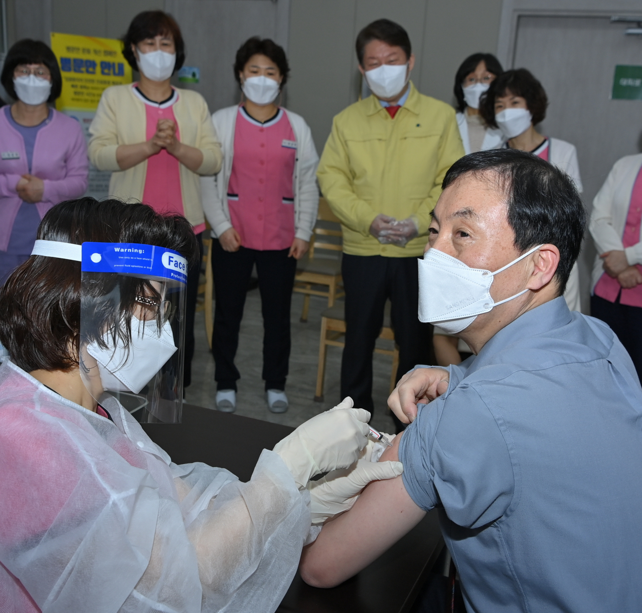 황순구씨가 대구에서 첫 코로나19 백신을 접종받고 있다.[대구시 제공]