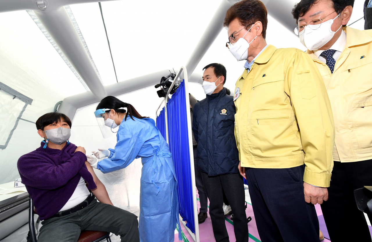 이상국씨가 경북에서 첫 코로나19 백신을 접종받고 있다.[경북도 제공]