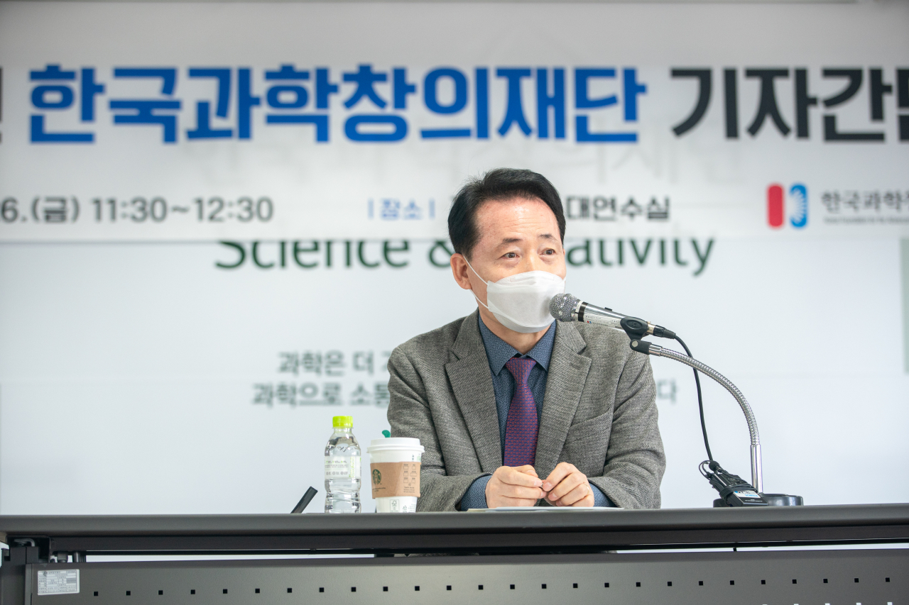 조율래 한국과학창의재단 이사장이 26일 열린 기자간담회에서 답변을 하고 있다.[한국과학창의재단 제공]