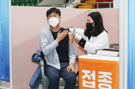코로나 백신접종 첫날인 26일 여수에서 요양병원 종사자들을 대상으로 접종이 이뤄지고 있다. [전남도 제공]