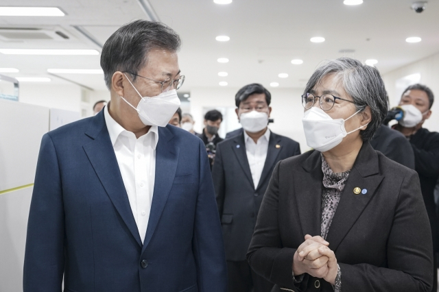 문재인 대통령이 26일 신종코로나바이러스감염증(코로나19) 백신 접종이 실시된 서울 마포구 보건소를 찾아 정은경 질병관리청장과 이야기를 나누고 있다. [연합]