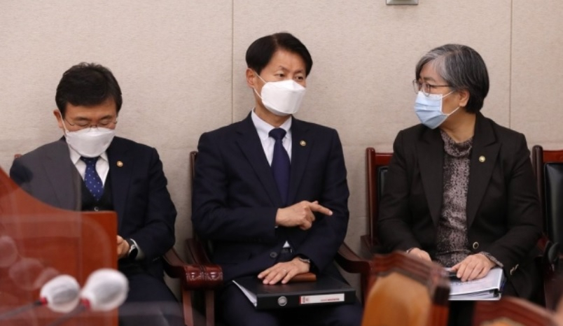 권덕철 보건복지부 장관(왼쪽부터), 김강립 식품의약품안전처장, 정은경 질병관리청장이 26일 오전 서울 여의도 국회에서 열린 법제사법위원회 전체회의에서 출석, 대기하고 있다.[연합]