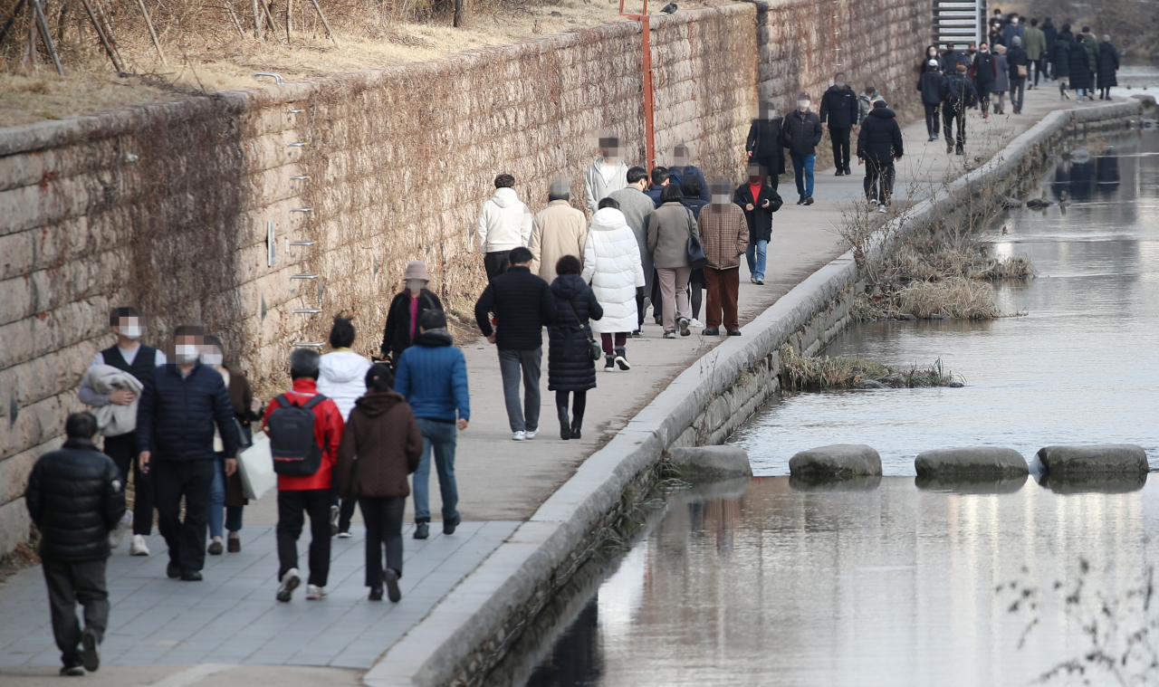설연휴 이후 지속된 코로나19 방역 단계와 거리두기 기준(수도권 2단계, 비수도권 1.5단계)이 내달 14일까지 현행대로 2주 더 연장된다. 사진은 지난 1월 31일 사회적 거리두기 여파속 서울 청계천을 찾은 시민들 모습. [연합]