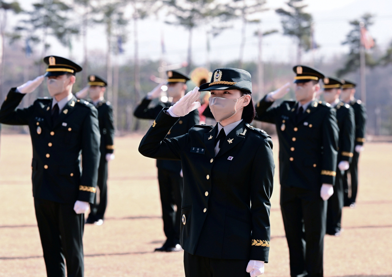 서욱 국방부 장관은 26일 충북 괴산에서 열린 2021년 학군장교 임관식 축사를 통해 “군은 ‘힘을 통한 평화’라는 정부의 안보정책을 뒷받침하기 위해 최선을 다하고 있다”고 강조했다. 신임 학군장교들이 임석상관에게 경례하고 있다. [육군 제공]