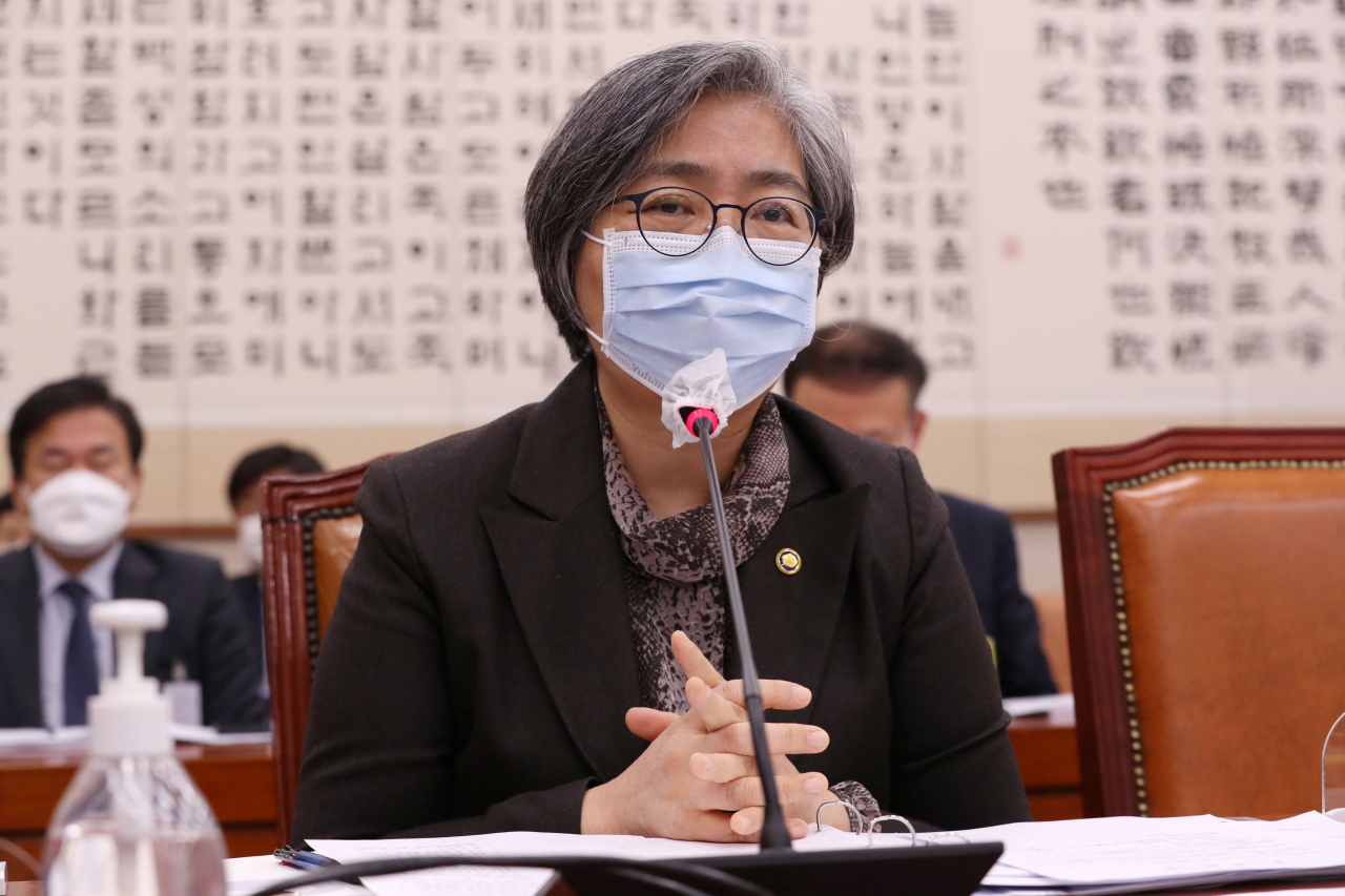 정은경 질병관리청장이 26일 서울 여의도 국회에서 열린 법제사법위원회 전체회의에서 답변하고 있다. [연합]