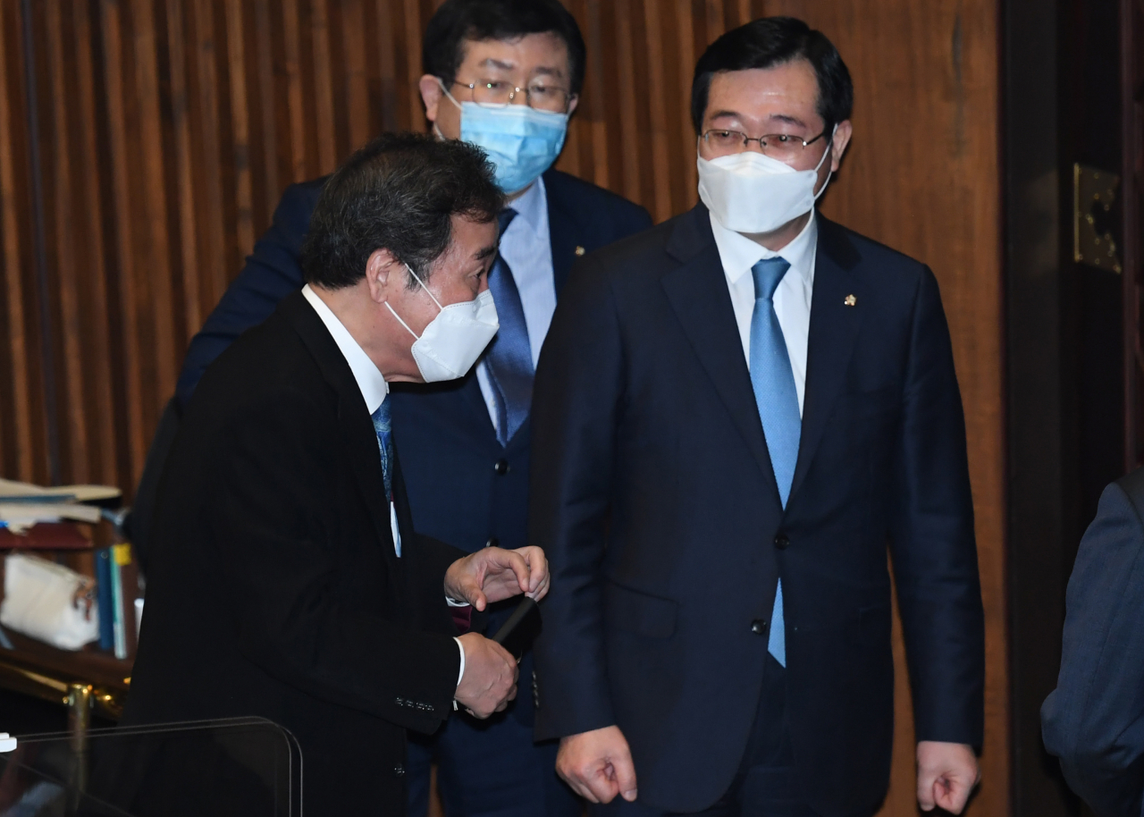 이낙연 더불어민주당 대표가 26일 오후 국회 본회의에서 가덕도신공항 건설을 위한 특별법안이 통과된 뒤 본회의장을 나서고 있다. 이상섭 기자