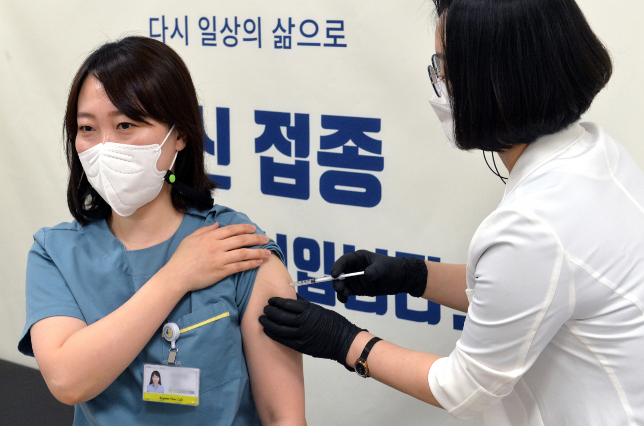 26일 오후 경기도 수원시 아주대학교 요양병원에서 병원 종사자가 신종 코로나바이러스 감염증(코로나19) 아스트라제네카(AZ) 백신 접종을 받고 있다 [연합]