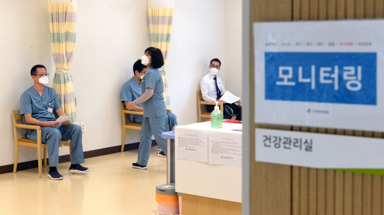 코로나19 백신 접종 후에는 15~30분간 상태를 모니터링 해야한다. 사진은 26일 오후 경기도 수원시 아주대 요양병원에서 아스트라제네카 백신접종 후 이상반응 확인을 위해 대기하고 있는 모습. [사진=연합뉴스]