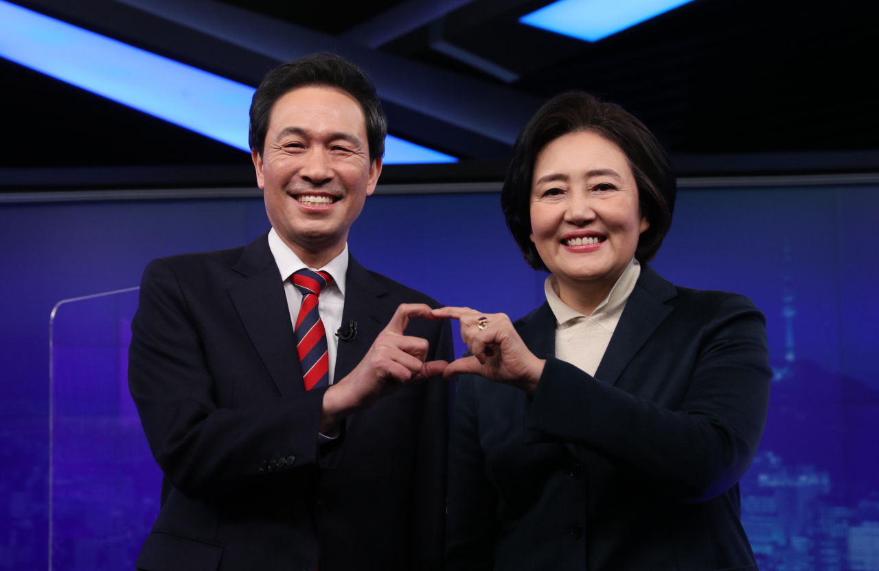 25일 밤 여의도 KBS에서 더불어민주당 후보 경선 토론회 전 박영선 후보와 우상호 후보가 포즈를 취하고 있다.[국회사진기자단]