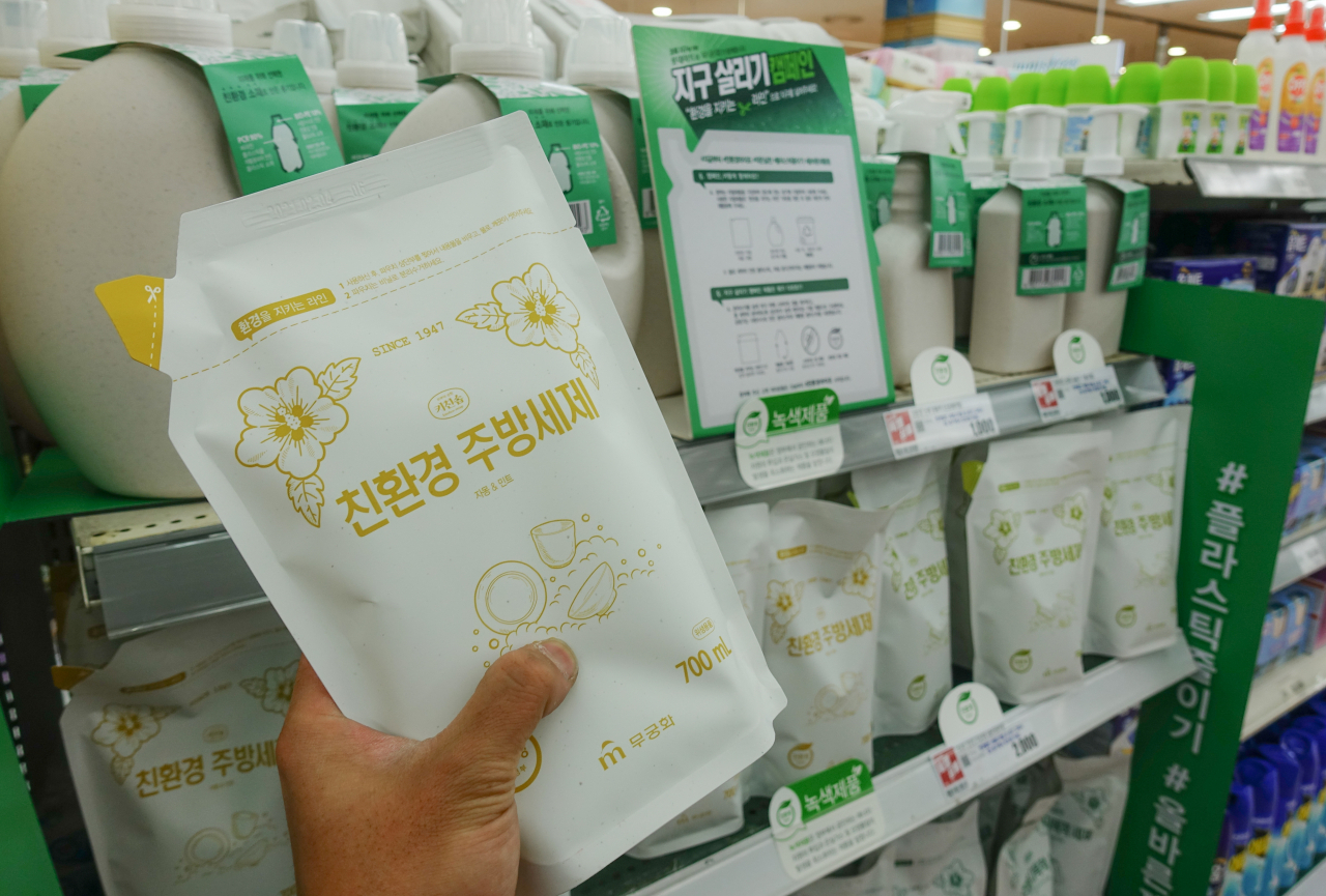 18일 서울 중구 롯데마트 서울역점 주방세제 판매대에 플라스틱 뚜껑을 사용하지 않은 세제 리필 파우치 제품이 진열되어 있다. 이 상품은 중소기업 '무궁화'와 롯데마트가 협업해 개발한 것으로, 파우치 상단에는 플라스틱 뚜껑 대신 손으로 찢을 수 있는 절취선이 있다. [연합]