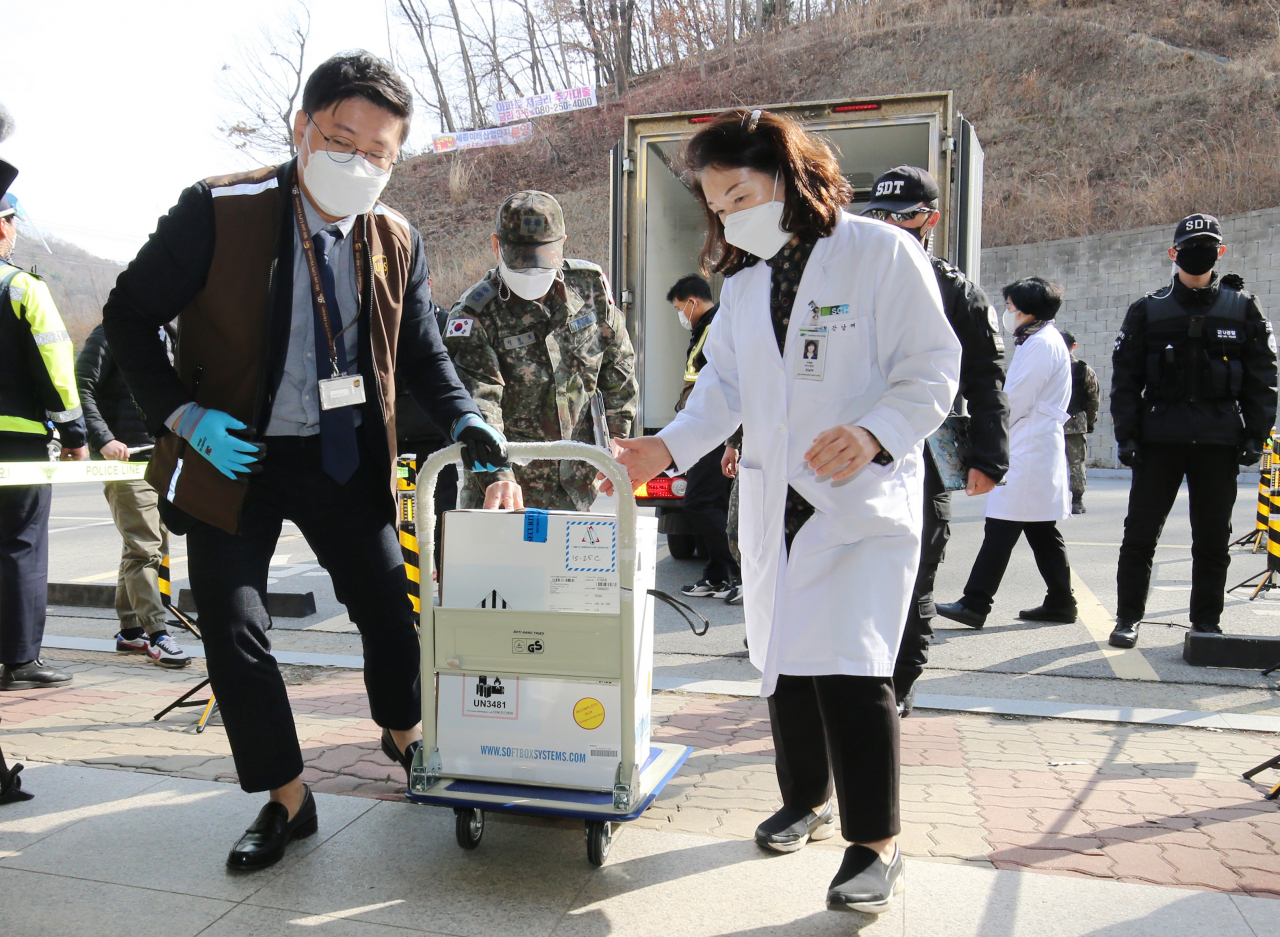 지난 26일 오후 충남 천안시 동남구 청당동 실내배드민턴장에 마련된 중부권역 예방접종센터로 화이자가 개발한 신종 코로나바이러스 감염증(코로나19) 백신이 이송되고 있다. [연합]