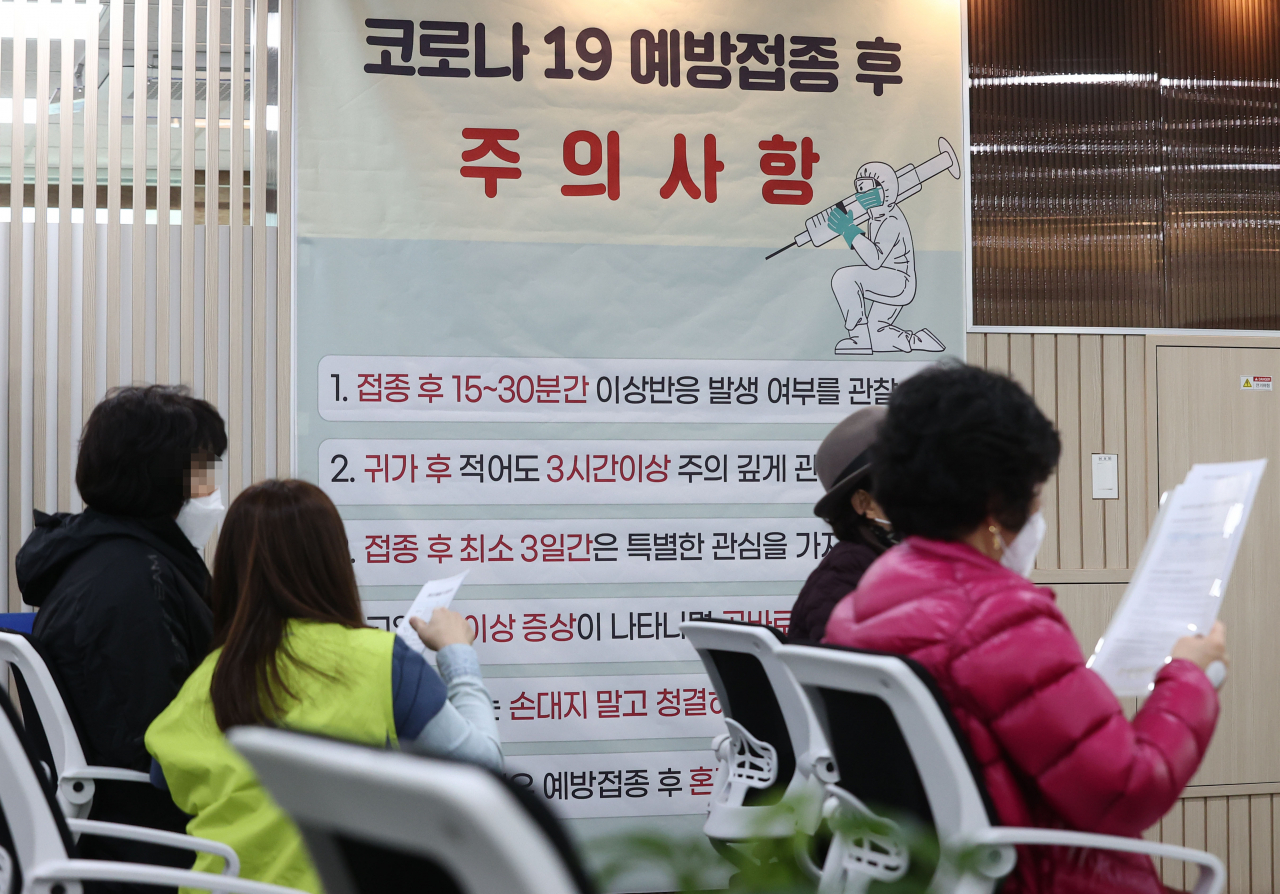 26일 오전 서울 노원구 보건소에서 신종 코로나바이러스 감염증(코로나19) 백신 접종 대상자들이 아스트라제네카(AZ) 백신 1회차 접종을 마친 뒤 예후를 살피기 위해 대기 장소에 머물며 보건소 직원의 안내를 받고 있다. [연합]