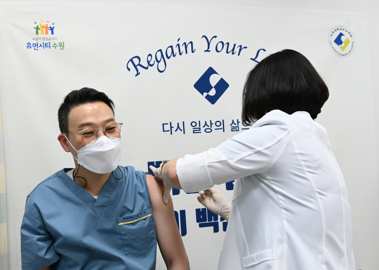 26일 오후 경기도 수원시 아주대학교 요양병원에서 김주형 진료부원장이 신종 코로나바이러스 감염증(코로나19) 아스트라제네카(AZ) 백신 접종을 받고 있다. 김 부원장은 수원시 제1호 접종자이다. 연합뉴스