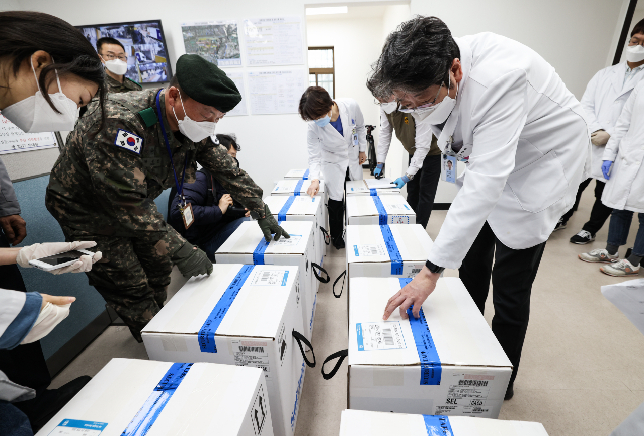 국제백신공급기구인 '코백스 퍼실리티'(COVAX facility)를 통해 확보한 화이자 백신 초도 물량이 26일 서울 중구 국립중앙의료원 중앙예방접종센터에 도착해 의료진이 백신을 수령하고 있다. 연합뉴스
