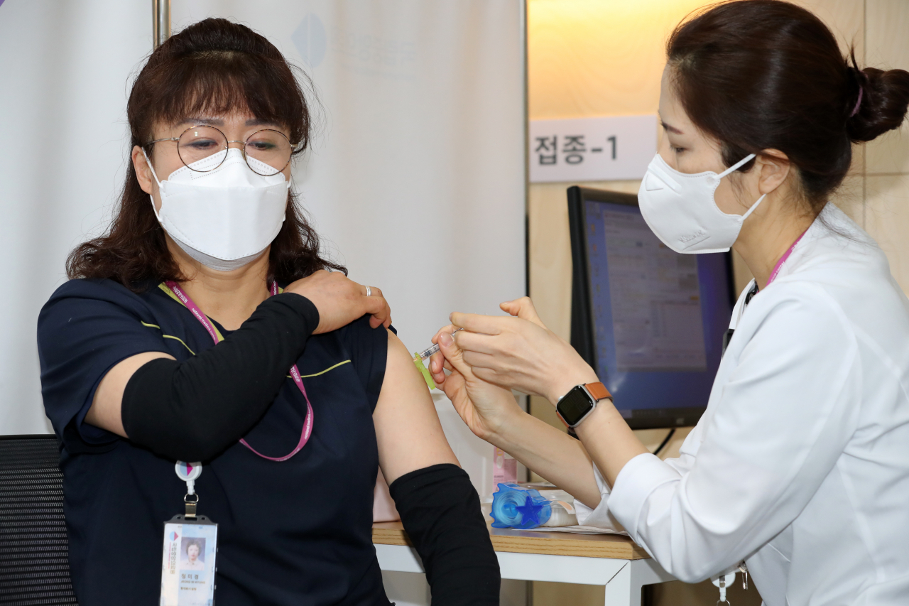 지난달 27일 서울시 중구 을지로 국립중앙의료원 중앙예방접종센터에서 화이자 1호 접종자인 의료원 관계자가 백신을 접종받고 있다. [연합]