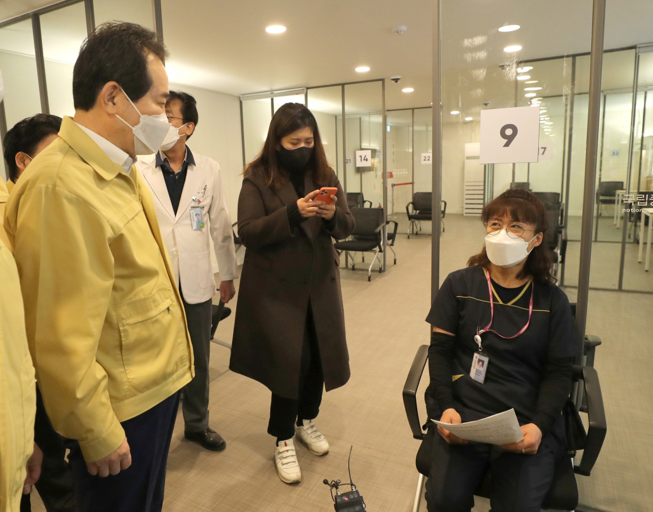 정세균 국무총리가 27일 오전 서울시 중구 을지로 국립중앙의료원 중앙예방접종센터 관찰실에서 화이자 백신 1호 접종자인 환경미화원 정미경 씨와 대화하고 있다. [연합]