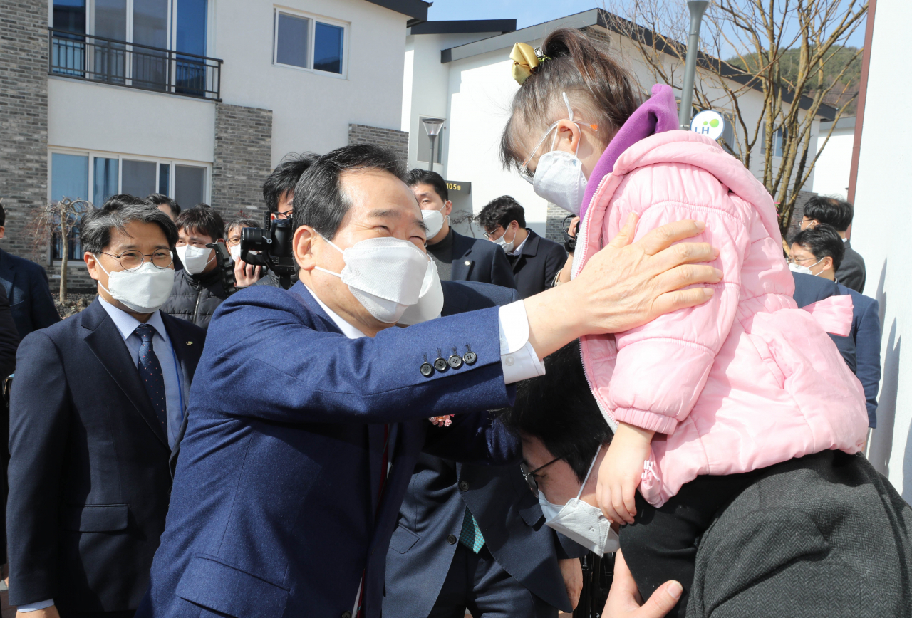정세균 국무총리가 27일 오후 경남 함양군 서하면 송계리 임대주택단지를 방문, 서울에서 내려와 함양에 정착한 주민의 아이를 안아주고 있다. 연합뉴스