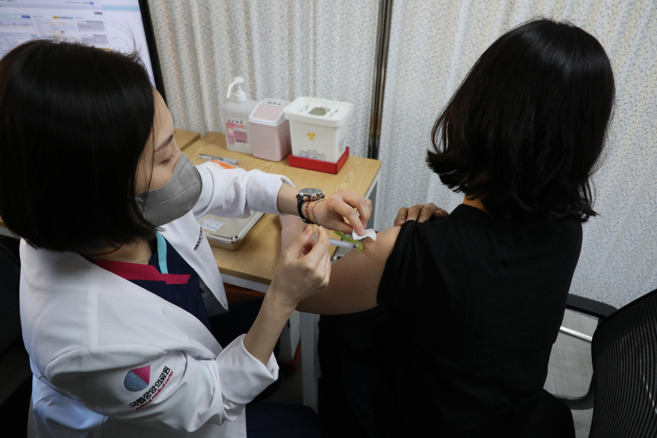 지난 27일 오전 서울시 중구 을지로 국립중앙의료원 중앙예방접종센터에서 의료진이 화이자 백신을 접종 받고 있다. [연합=사진공동취재단]