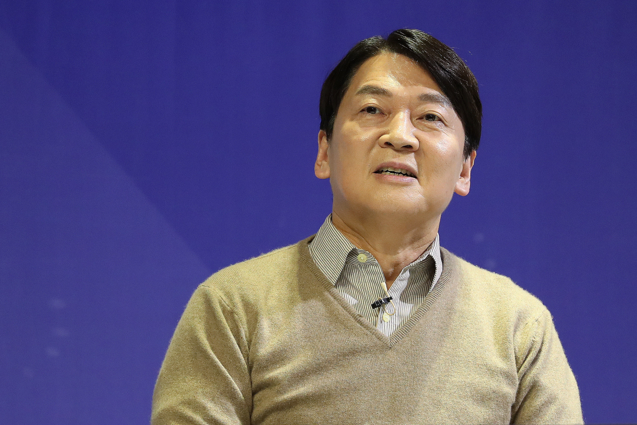 서울시장 보궐 선거에 출마한 안철수 국민의당 후보가 지난달 25일 서울 영등포구 KNK디지털타워에서 열린 금태섭 무소속 후보와의 단일화 2차토론에 앞서 준비를 하고 있다. [연합]