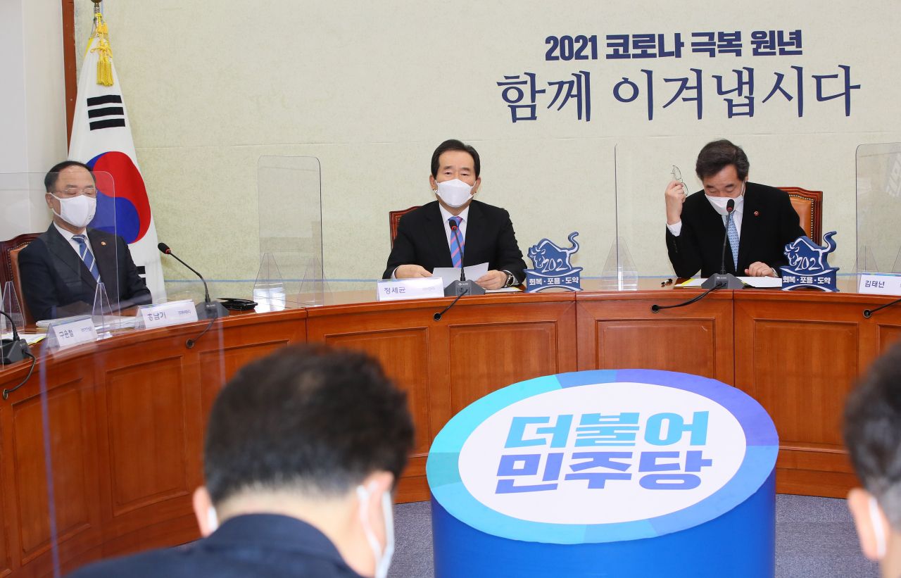 정세균 국무총리가 28일 국회에서 열린 제2차고위당정협의회에서 발언하고 있다. 오른쪽부터 더불어민주당 이낙연 대표, 정 총리, 홍남기 경제부총리. [연합]