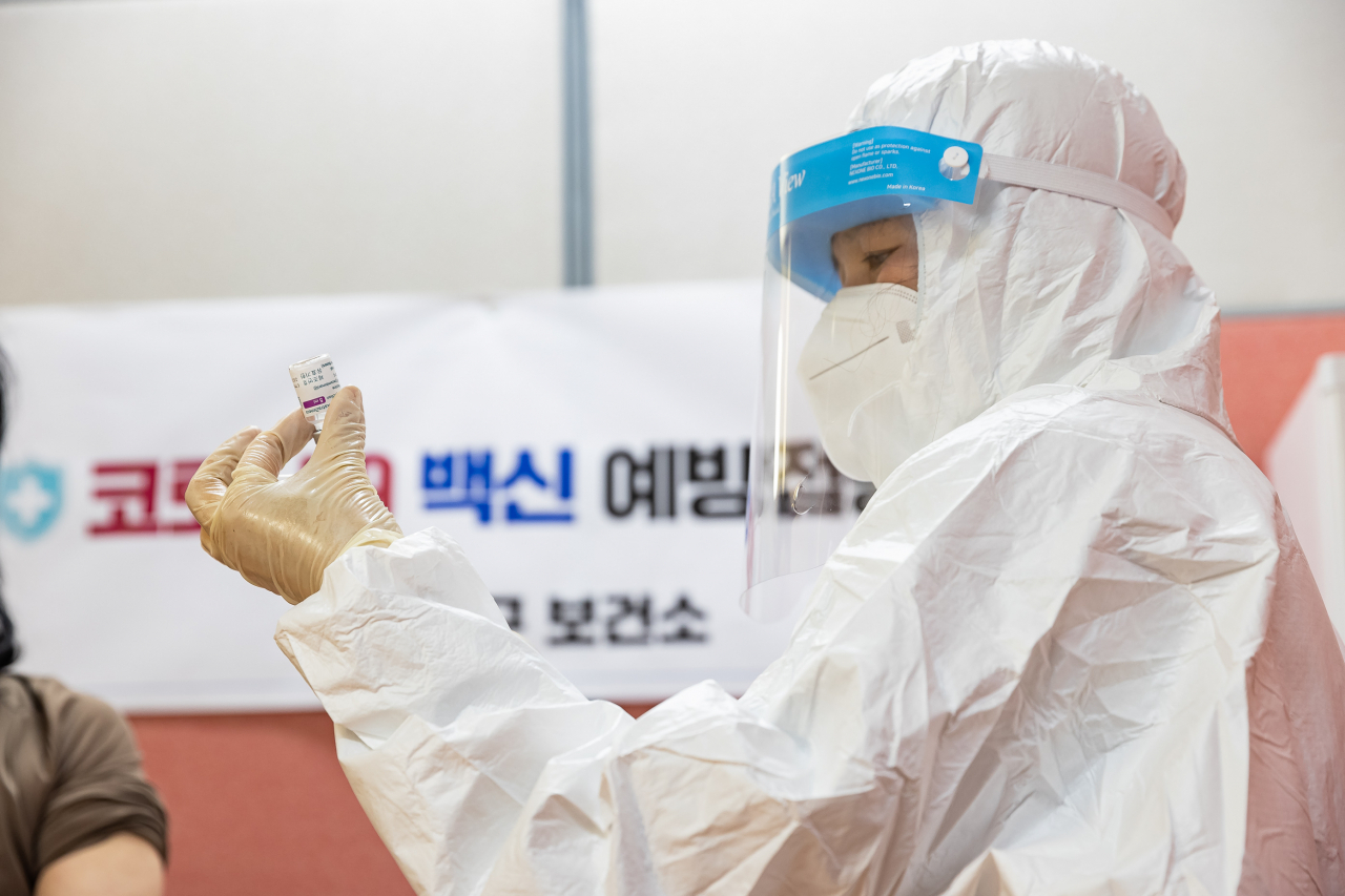 신종 코로나바이러스 감염증(코로나19) 백신 접종 첫날인 지난달 26일 서울 광진구보건소에서 의료진이 백신 접종 준비를 하고 있다. [광진구 제공]