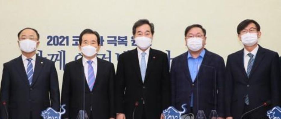 This photo shows (from left) Finance Minister Hong Nam-ki, Prime Minister Chung Sye-kyun, Democratic Party Chairman Rep. Lee Nak-yon, floor leader Rep. Kim Tae-nyeon and Kim Sang-jo, the presidential chief of staff for policy, during their meeting on a COVID-19 response extra budget bill on Feb. 28, 2021. (Yonhap)
