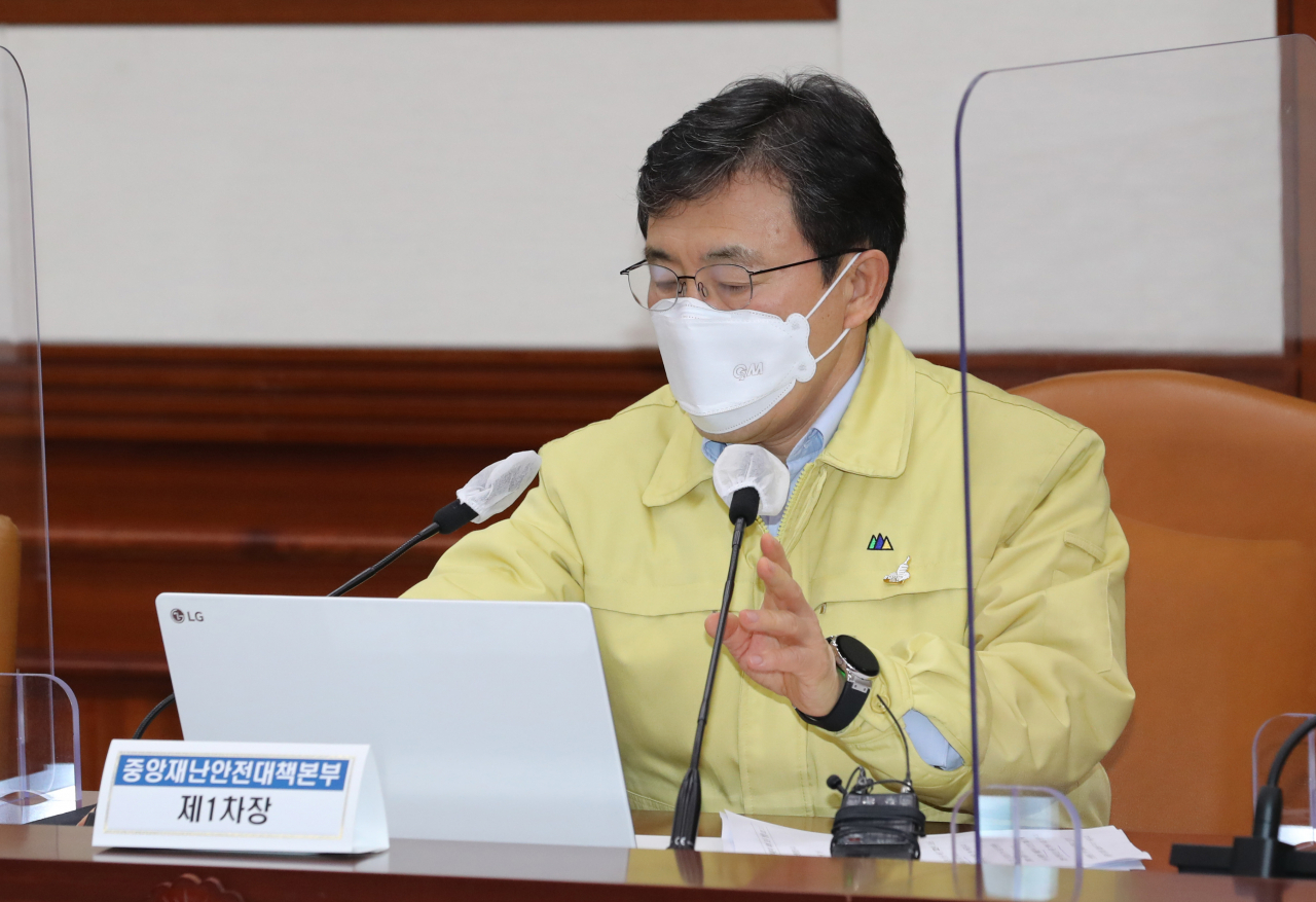 권덕철 보건복지부 장관이 1일 오전 서울 종로구 세종로 정부서울청사에서 열린 코로나19 대응 중대본회의를 준비하고 있다. [연합]