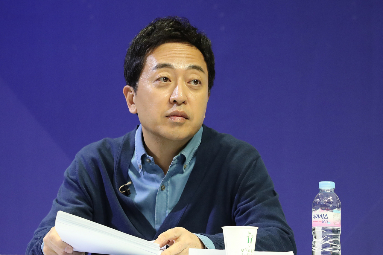 서울시장 보궐 선거에 도전했던 금태섭 전 의원이 지난달 25일 오후 서울 영등포구 KNK디지털타워에서 열린 안철수 국민의당 후보와의 제3지대 단일화 2차토론에 앞서 준비를 하고 있다. [연합]
