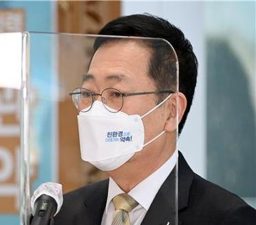 박남춘 인천시장이 인천 시정을 홍보하는 마스크를 착용하고 있다.
