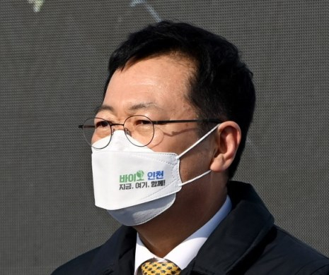 박남춘 인천시장이 인천 시정을 홍보하는 마스크를 착용하고 있다.
