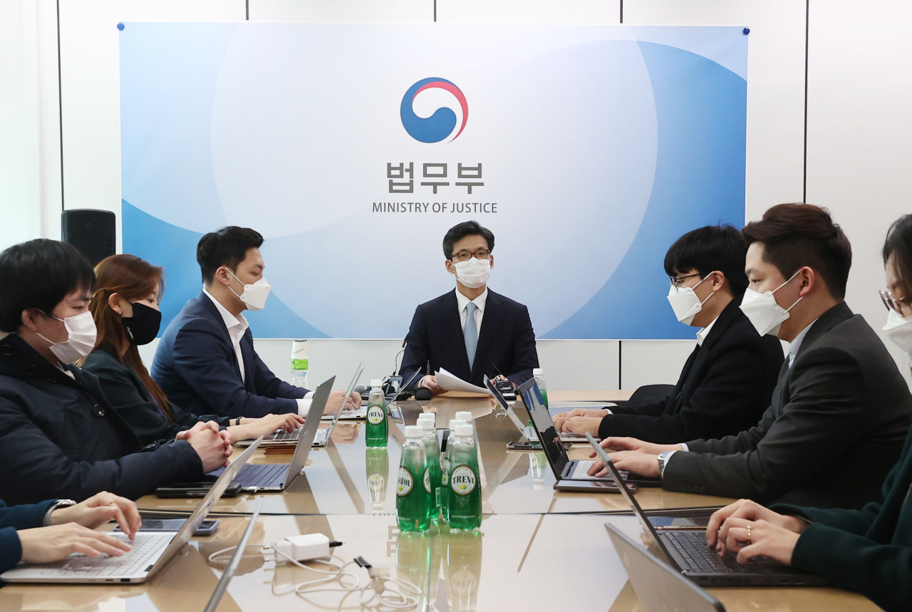 Park Cheol-woo, spokesperson for the Ministry of Justice, (center) speaks during a press briefing Friday. The ministry filed complaints then to take back 85,094 square meters of land from descendants of four Japanese collaborators. (Yonhap)