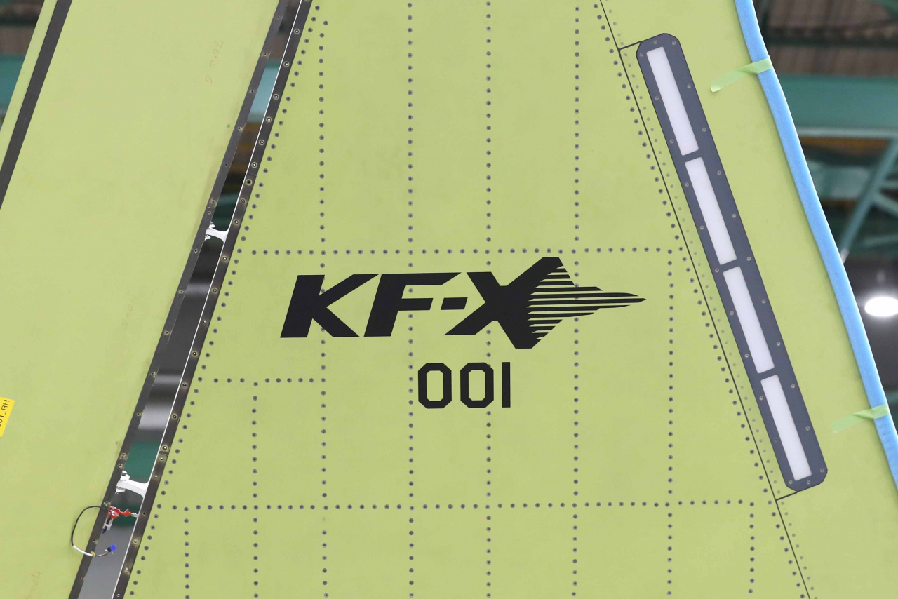 한국형 전투기(KF-X) 시제 1호기의 수직꼬리날개에 ‘KF-X 001’ 문구가 선명하다. [국방일보 제공]