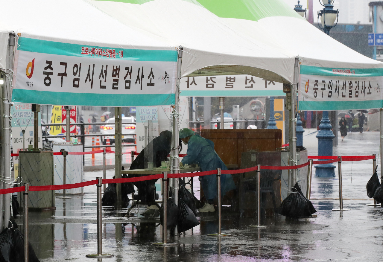 1일 오후 서울역 광장 임시선별검사소에서 의료진이 신종 코로나바이러스 감염증(코로나19) 검체 검사를 위해 방문한 시민을 안내하고 있다. 중앙방역대책본부는 이날 0시 기준으로 국내 코로나19 신규 확진자가 355명 늘어 누적 9만29명이라고 밝혔다. [연합]