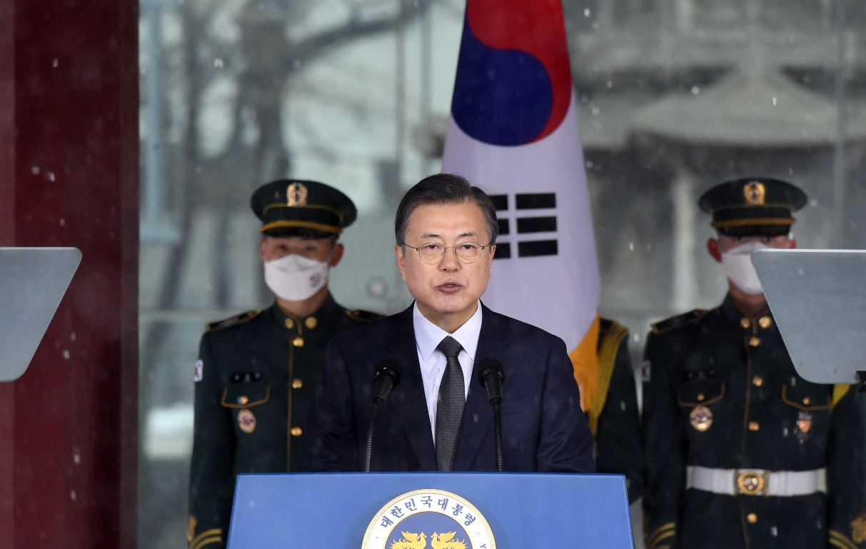 문재인 대통령이 1일 오전 서울 종로구 탑골공원에서 열린 제102주년 3·1절 기념식에서 기념사를 하고 있다. [연합뉴스]