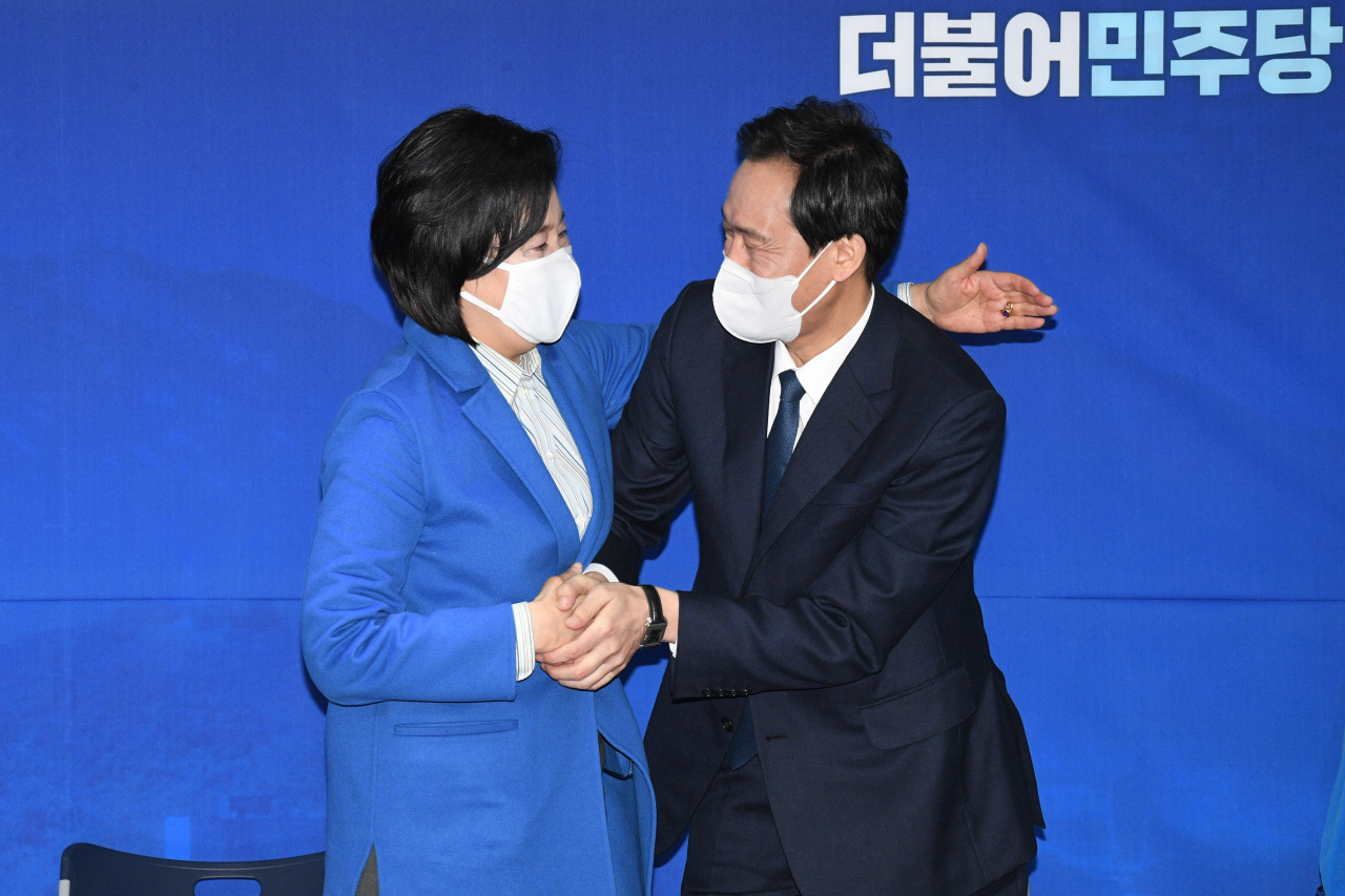 더불어민주당 서울시장 후보로 선출된 박영선 전 중소벤처기업부 장관(왼쪽)이 1일 서울 여의도 당사에서 열린 당선자발표대회에서 경쟁했던 우상호 경선후보를 안아주고 있다. [연합]
