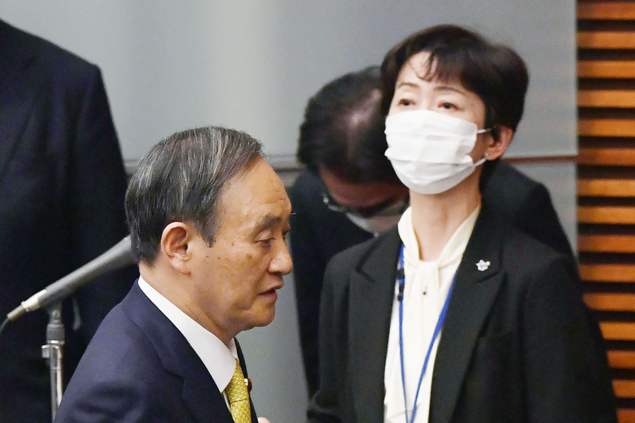 (우측부터) 야마다 마키코 내각 공보관과 스가 요시히데 총리 [AP]