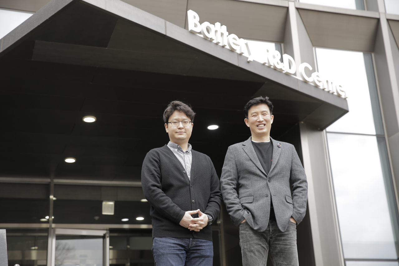 UNIST 연구진. 좌측부터 윤문수 연구원과 조재필 교수