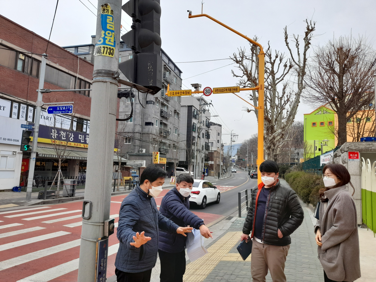 도봉구 신학기 통학로(오봉초등학교) 안전실태 점검반 점검모습(2021. 2. 26.). [도봉구 제공]