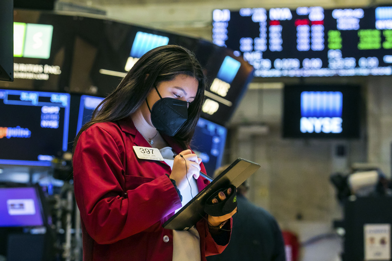 1일(현지시간) 미국 뉴욕증권거래소(NYSE) 입회장에서 트레이더들이 업무를 처리하고 있다. 이날 뉴욕증시의 3대 주요 지수는 국채 금리의 안정과 경기부양안의 하원 통과에 힘입어 급등했다. [연합]