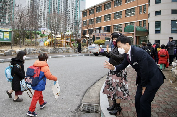 장석웅 전남교육감이 2일 광양지역 한 초등학교를 방문해 등교를 환영하고 있다. [전남교육청 제공]