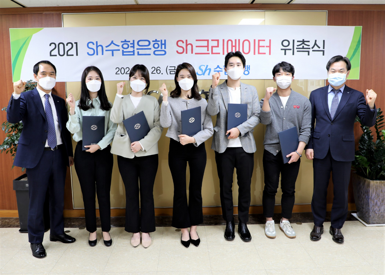 Sh수협은행은 직원 홍보모델 및 유튜버로 활동활 ‘Sh크리에이터’ 를 선발하고 지난달 26일 위촉식을 가졌다. 사진은 행사를 마친 김진균 은행장(오른쪽)과 참석자들이 기념촬영을 하는 모습.
